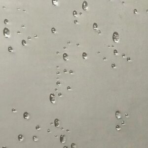 Primo piano di un box doccia t.b.t. con gocce d'acqua sul vetro.