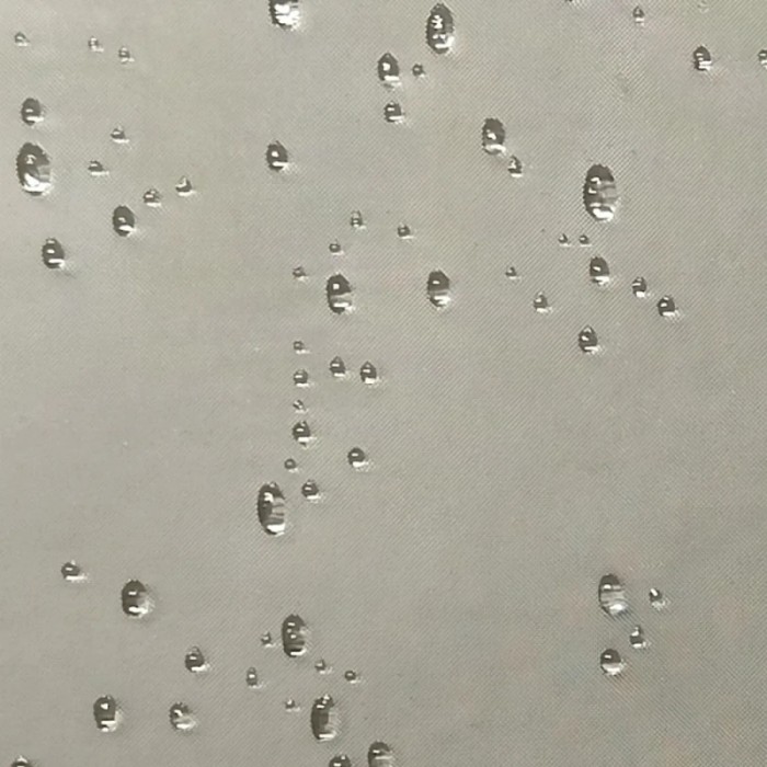 Primo piano di un box doccia t.b.t. con gocce d'acqua sul vetro.