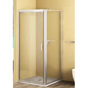Box doccia angolare con telaio argento e porta in vetro.
