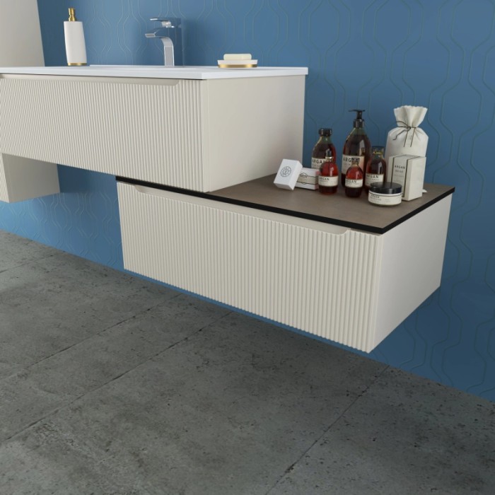 Set di mobili da bagno moderni con lavabo e mobile base in bianco. Design elegante per il tuo bagno.