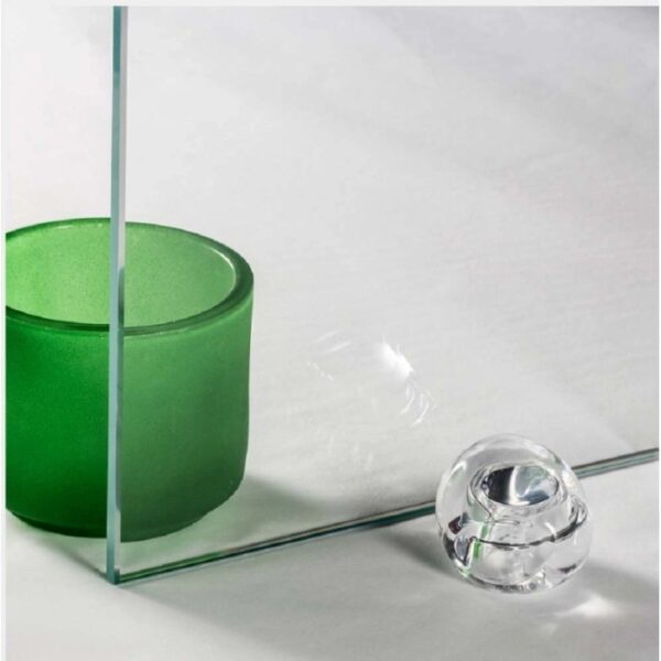 Dettaglio del box doccia t.b.t. con vetro e decorazione.