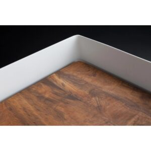 Dettaglio: lavabo d'appoggio t.b.t. con texture legno e bordo bianco.