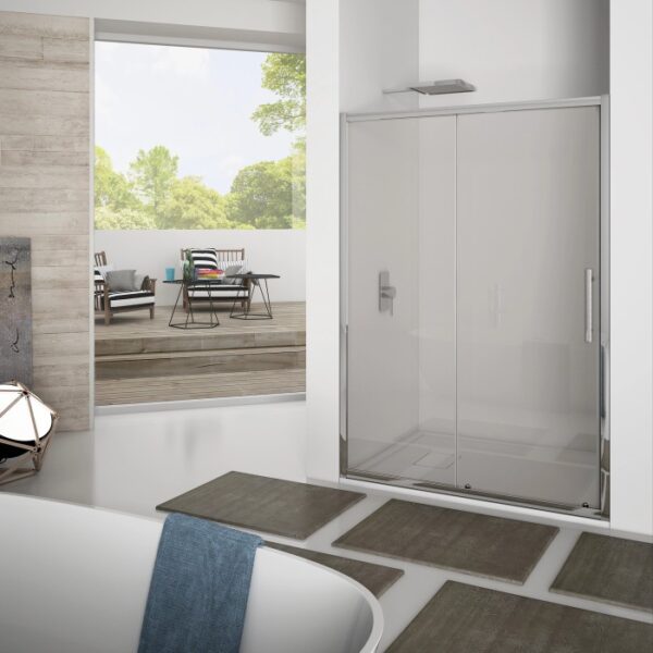 Box doccia t.b.t. moderna e trasparente con porta scorrevole in bagno.