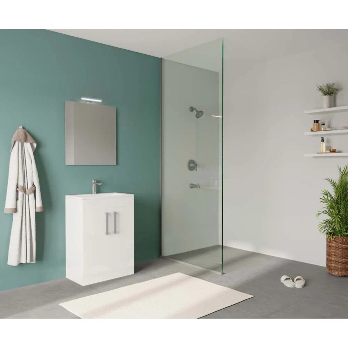 Mobile bagno bianco in bagno moderno con doccia e specchio.