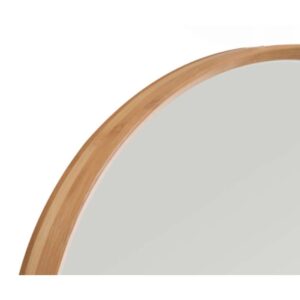 Dettaglio di uno specchio da parete rotondo con cornice in legno chiaro.