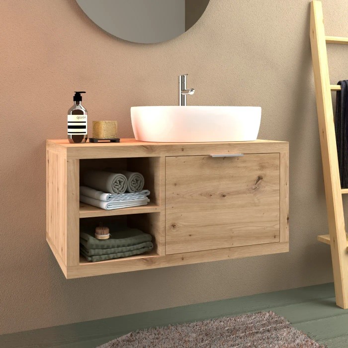 Mobile bagno sospeso in legno con lavabo d'appoggio e asciugamani. Arredo bagno.
