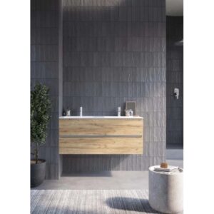 Mobile bagno t.b.t. in bagno moderno con piastrelle grigie e decorazioni.