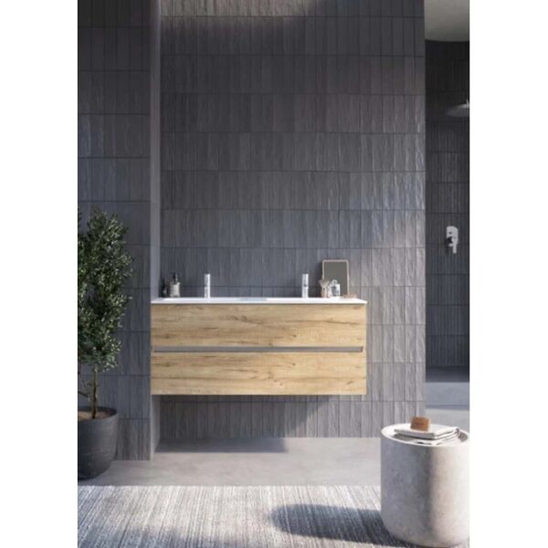 Mobile bagno t.b.t. in bagno moderno con piastrelle grigie e decorazioni.