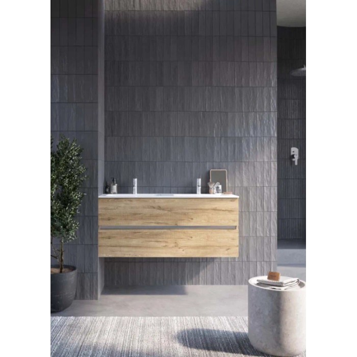 Mobile bagno t.b.t. in bagno moderno con piastrelle grigie e decorazioni.