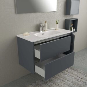 Mobile bagno grigio con sistema di cassetti aperti e lavabo bianco.