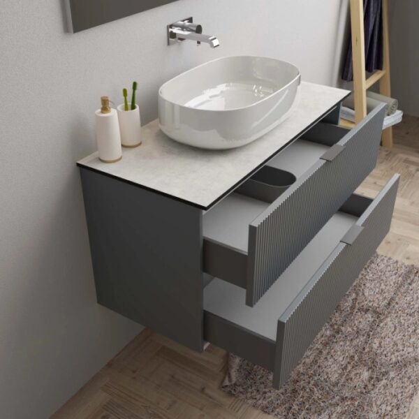 Mobile bagno sospeso grigio con lavabo d'appoggio, parte della serie arredo bagno.