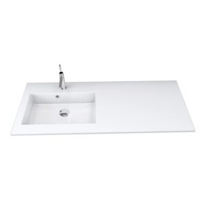 Lavabo singolo t.b.t. bianco con rubinetto, vista dall'alto.