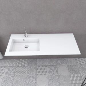 t.b.t. Lavabo singolo bianco con rubinetto, vista dall'alto.