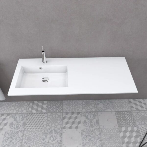 t.b.t. Lavabo singolo bianco con rubinetto, vista dall'alto.