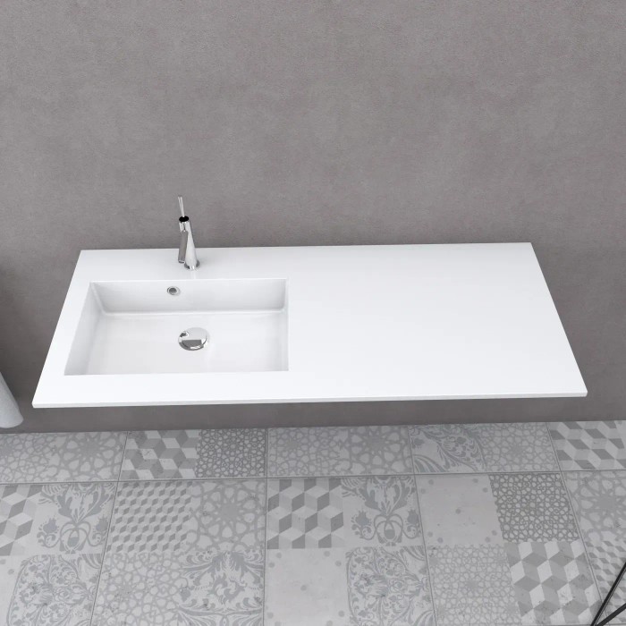 t.b.t. Lavabo singolo bianco con rubinetto, vista dall'alto.