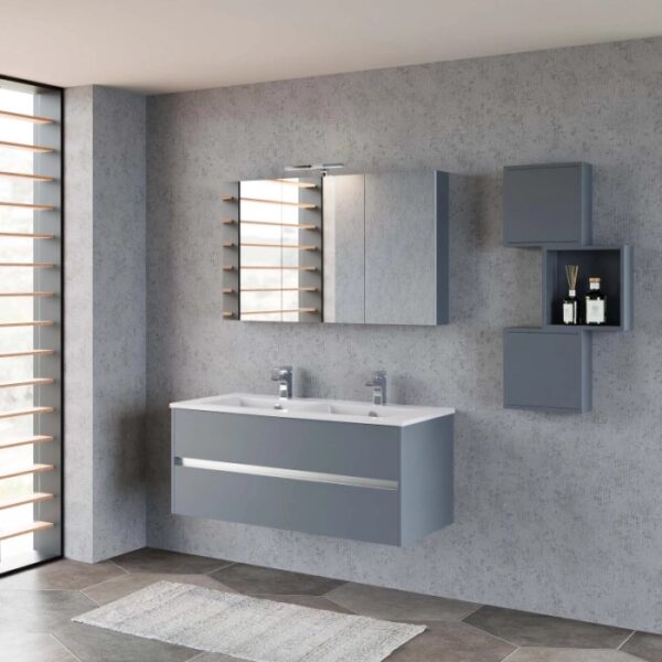 Set di mobili da bagno grigio con doppio lavabo, specchiera e mensole.