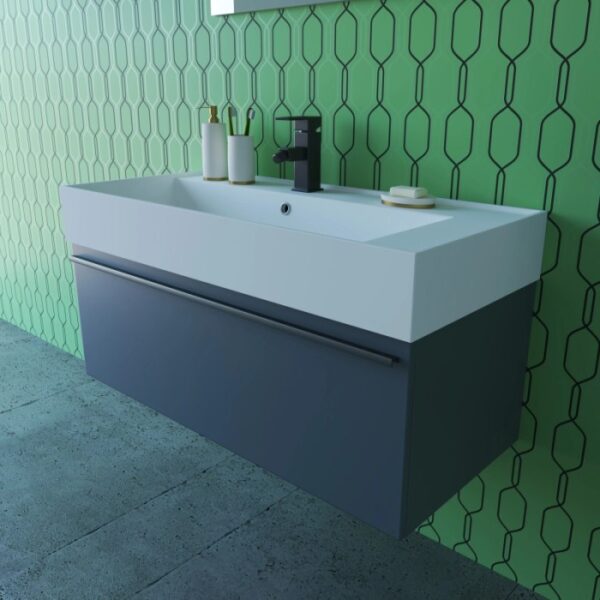 Mobile bagno moderno grigio con lavabo bianco e rubinetto nero.