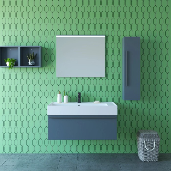 Set bagno moderno con mobile lavabo, specchiera e mensole su parete verde.