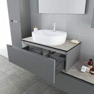 Mobile bagno grigio con cassetto aperto e lavabo d'appoggio. Arredo bagno.