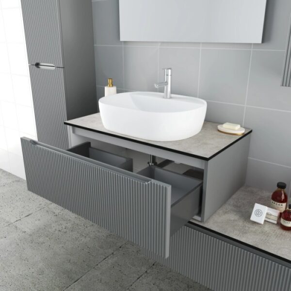 Mobile bagno grigio con cassetto aperto e lavabo d'appoggio. Arredo bagno.
