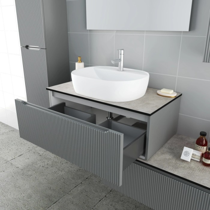 Mobile bagno grigio con cassetto aperto e lavabo d'appoggio. Arredo bagno.
