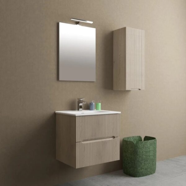 Set di mobili da bagno moderni: mobile lavabo, specchiera e pensile in legno.