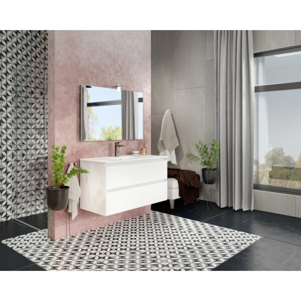 Bagno moderno con mobile bagno sospeso t.b.t. bianco e specchio. Elegante mobile bagno per il tuo bagno.