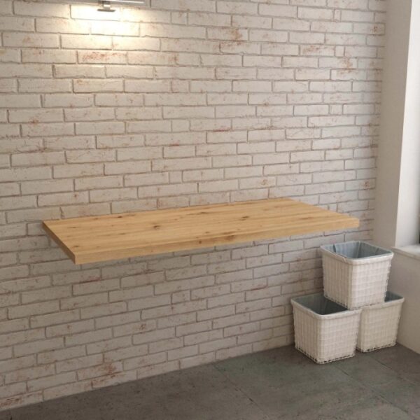 Mensola lavabo t.b.t. in legno chiaro su parete di mattoni bianchi.