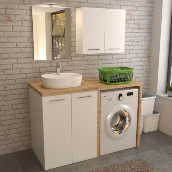 Bagno con mobile lavabo, lavatrice, specchio e pensile.