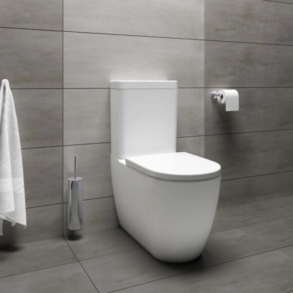 WC monoblocco t.b.t. bianco moderno con cassetta, su parete grigia.