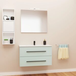 Moderno set di mobili da bagno azzurro con lavabo, specchio, mensola e portasciugamani.