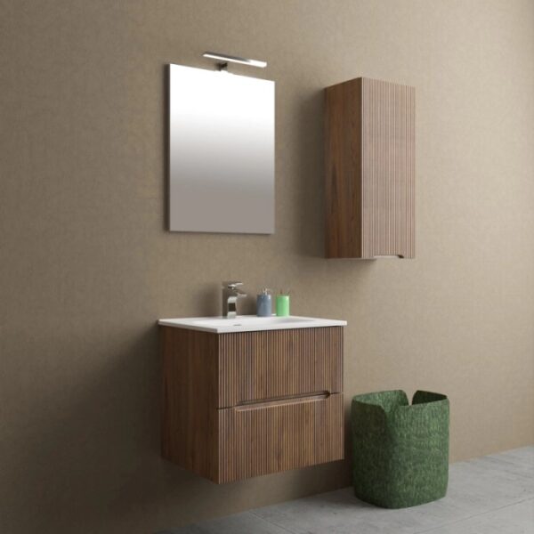 Bagno moderno con mobile lavabo, specchiera e colonna in legno. Pensili bagno.