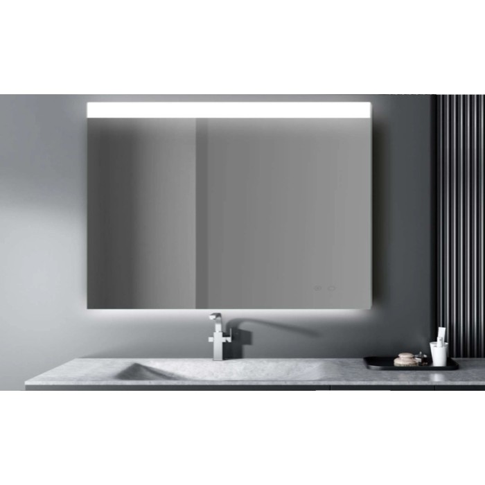 Specchiera rettangolare t.b.t. con illuminazione LED sopra un lavandino.