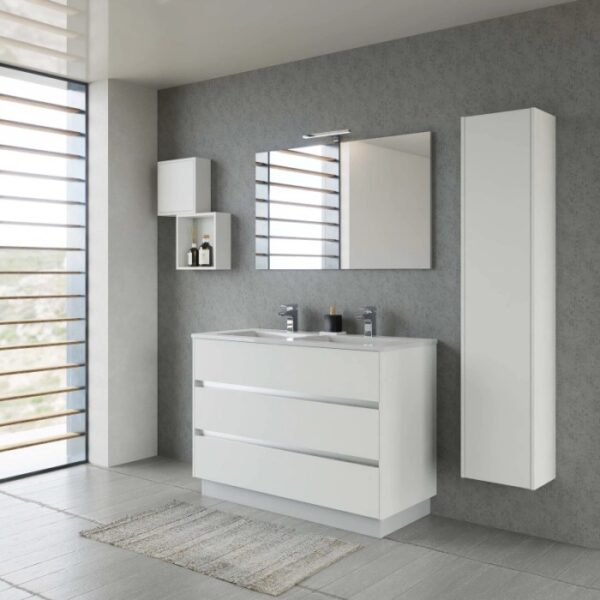 Set bagno moderno con mobile lavabo t.b.t. bianco, specchiera e mobile alto.