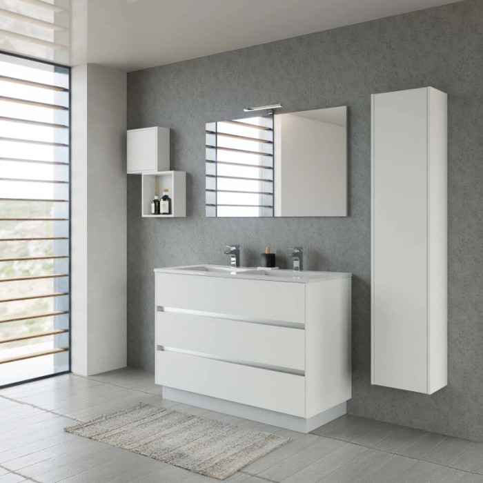 Set bagno moderno con mobile lavabo t.b.t. bianco, specchiera e mobile alto.