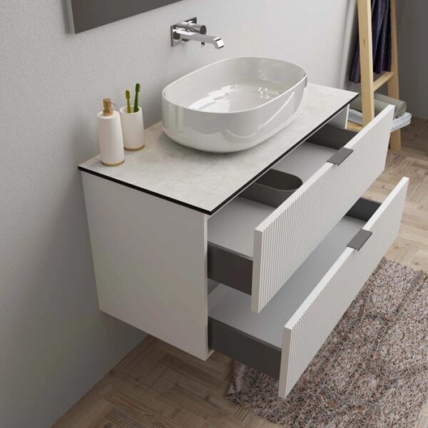 Mobile bagno bianco con lavabo d'appoggio e cassetti aperti. Arredo bagno.
