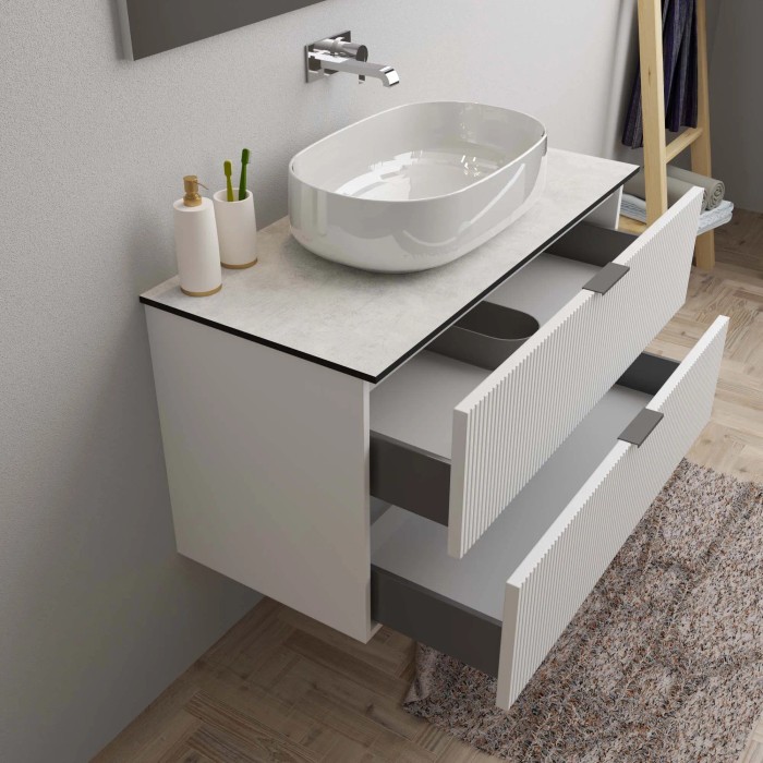 Mobile bagno bianco con lavabo d'appoggio e cassetti aperti. Arredo bagno.