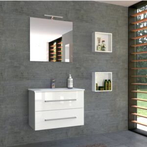 Set di mobili da bagno moderni bianchi con lavabo, specchio e mensole. Design elegante per il bagno.