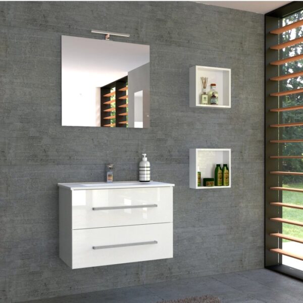 Set di mobili da bagno moderni bianchi con lavabo, specchio e mensole. Design elegante per il bagno.