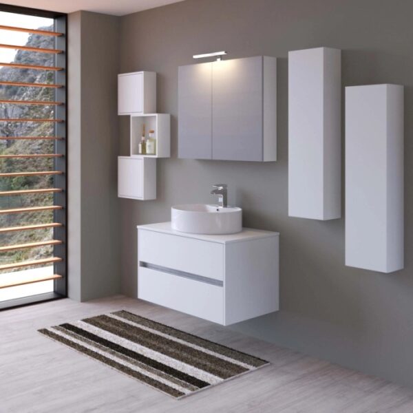 Set di mobili da bagno moderni bianchi con lavabo, specchiera e pensili.