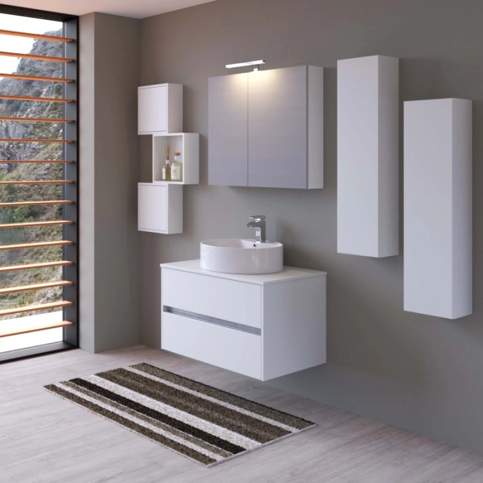 Set di mobili da bagno moderni bianchi con lavabo, specchiera e pensili.