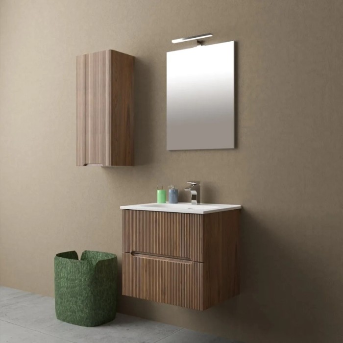 Set di mobili da bagno con lavabo, specchiera e pensile effetto legno.