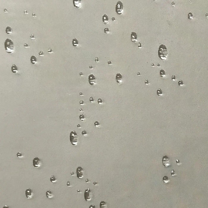 Primo piano di un box doccia t.b.t. con gocce d'acqua sulla superficie del vetro.