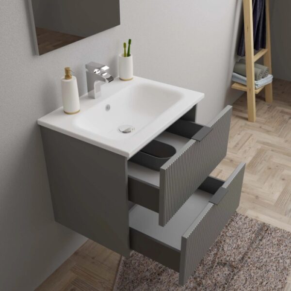 Mobile bagno t.b.t. grigio con cassetti aperti in bagno.