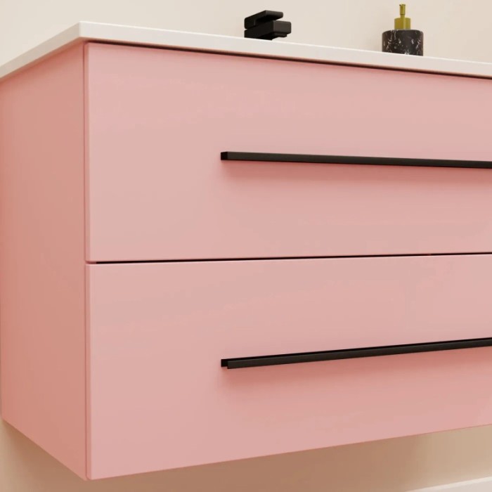 Mobile bagno rosa con due cassetti e maniglie nere. Arredo bagno.