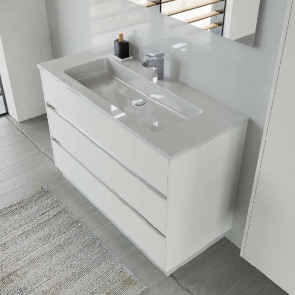 Mobile bagno bianco con tre cassetti e lavabo da appoggio. Arredo bagno.
