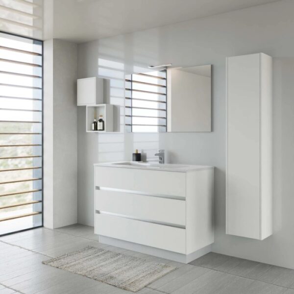 Set di mobili bagno moderni bianchi con mobile lavabo, specchiera e colonna.