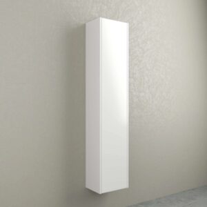 Mobile bagno sospeso bianco per maggiore spazio di archiviazione.