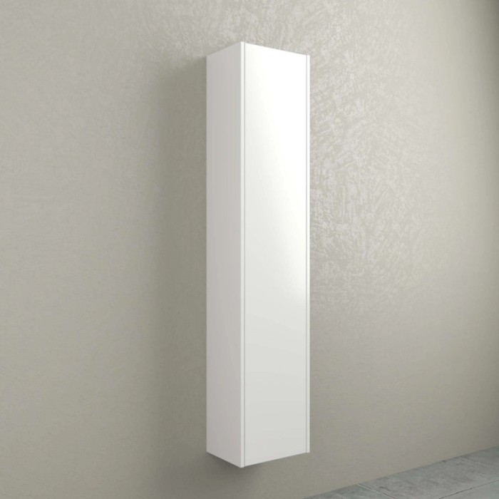 Mobile bagno sospeso bianco per maggiore spazio di archiviazione.