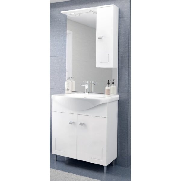 Mobile bagno bianco con specchio e pensile.